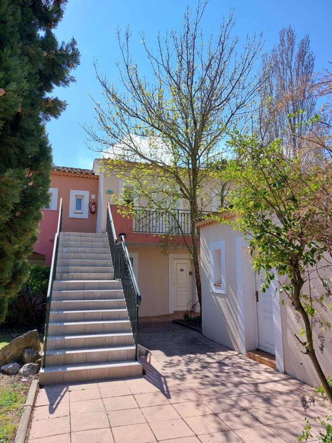 Aux Abords Du Lac Apartment